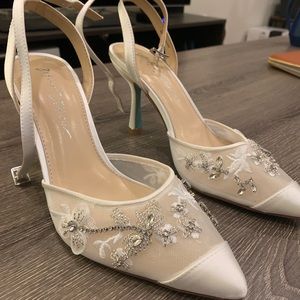 Betsy Johnson Pointed Heel Size 8 - Rhinestone Embellishment, Floral Embroidery